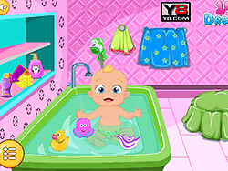 사랑스러운 작은 아기 목욕